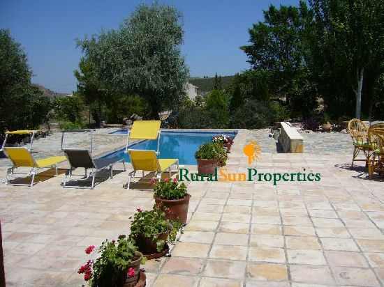 Large Villa for sale in Caravaca with a nice garden and pool