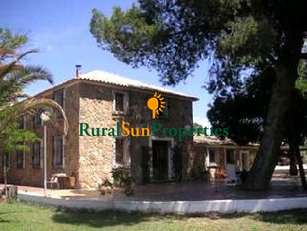Country property for sale Yecla