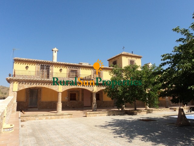Venta Casa Cortijo Señorial  en Lorca finca de 80 ha.