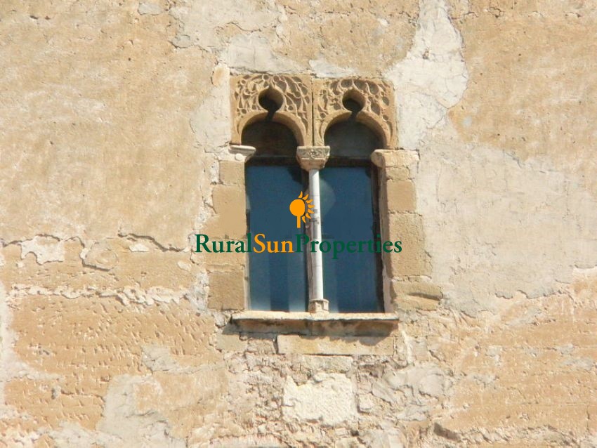 Castillo Medieval en Interior de Valencia