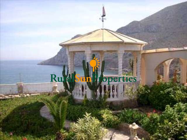 Detached Villa for sale in first line to the beach.