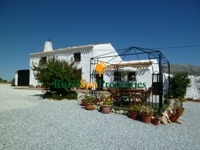 Venta Casa-Cortijo en parcela de 22.090m2. Chirivel-Almería