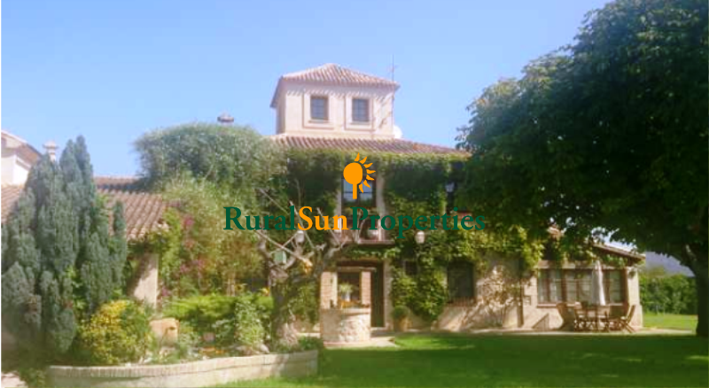 Beautiful finca for sale in Alicante region, 5 minutes from the town.
