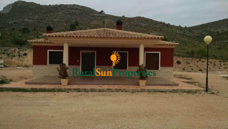Villa for sale in Yecla on a plot of 7,500sqm