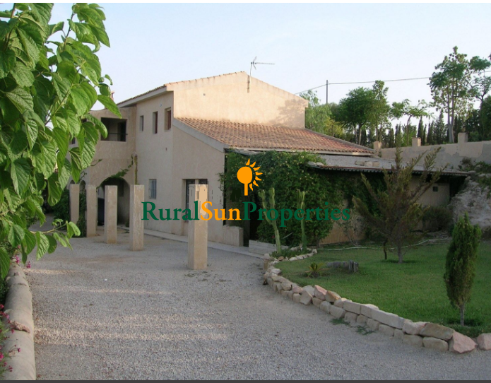 County Property Masia in Alicante in a rustic finca of 10,000 square meters in Muchamiel- Alicante.