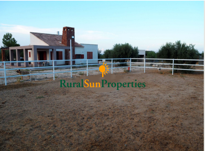 Sale house recently building in Moratalla, very liminous, comfortable, extensive views and prepared for horses. 10,000sq.m of land