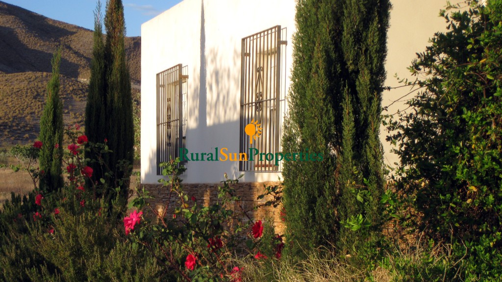 Sale cortijo on on a valley surrounded of mountains, 10 km from Tabernas-Almeria province.-15,000 sq.m fenced