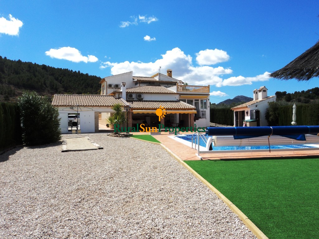 Sale Country house in Cehegín with plot of 8.500m² of land and all detail in perfect condition.