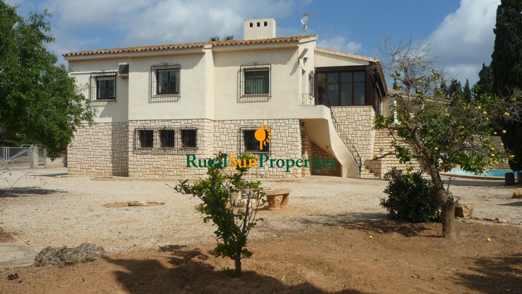 Venta casa con parcela grande en Benidorm-Alicante.