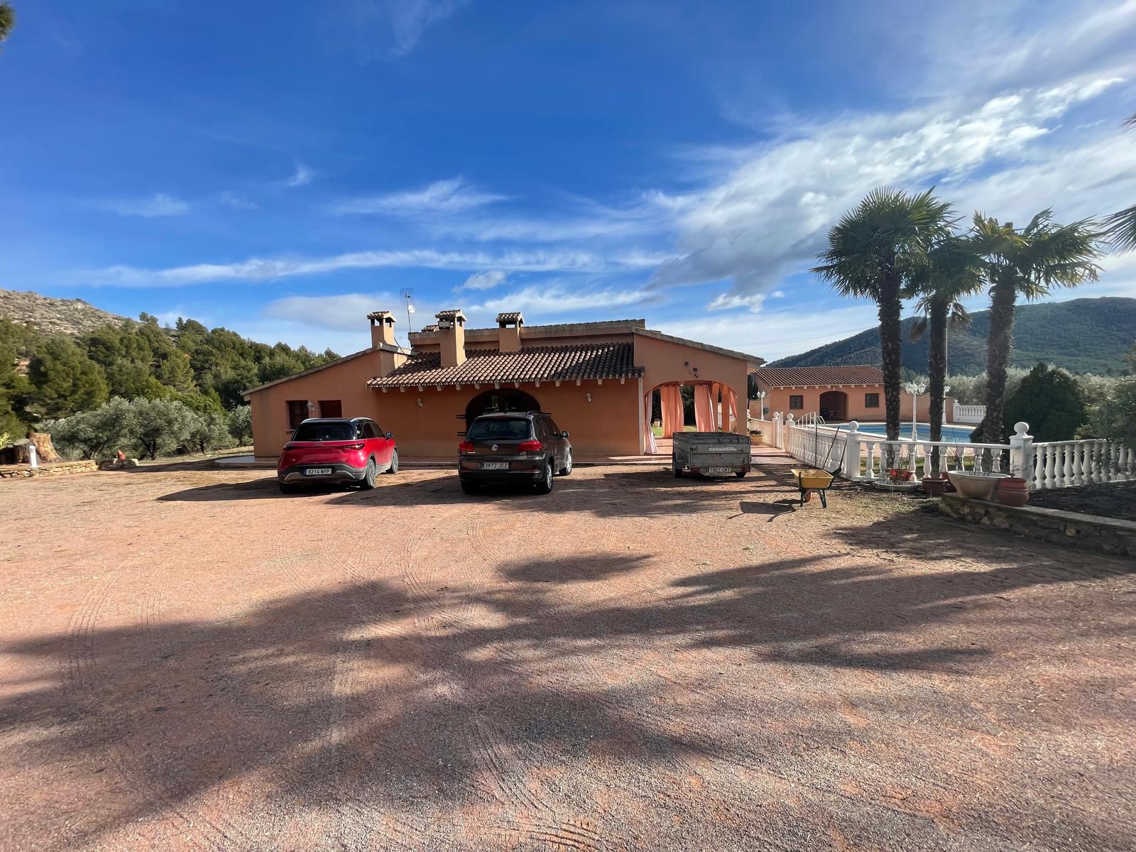 Bullas countryside: Country house in beautiful valley surrounded by mountains and vineyards with panoramic views