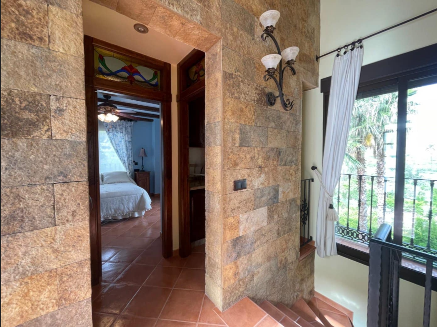 A wonderful country house located on a privileged location in the heart of the Ricote Valley.