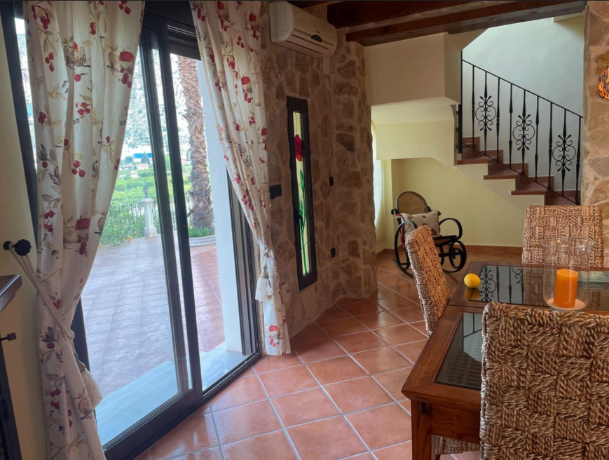 A wonderful country house located on a privileged location in the heart of the Ricote Valley.