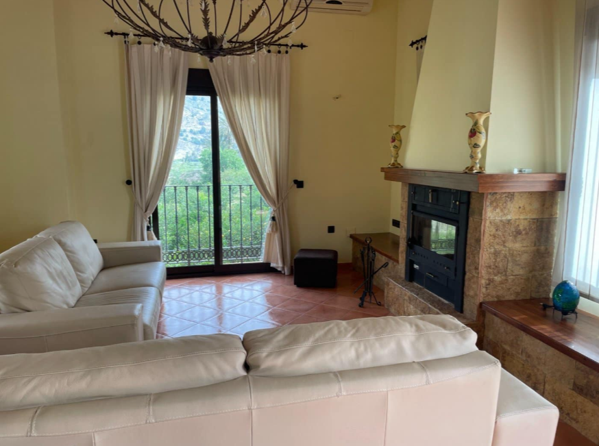 A wonderful country house located on a privileged location in the heart of the Ricote Valley.