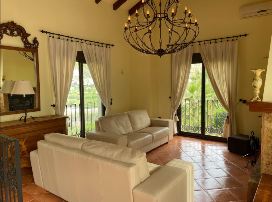 A wonderful country house located on a privileged location in the heart of the Ricote Valley.