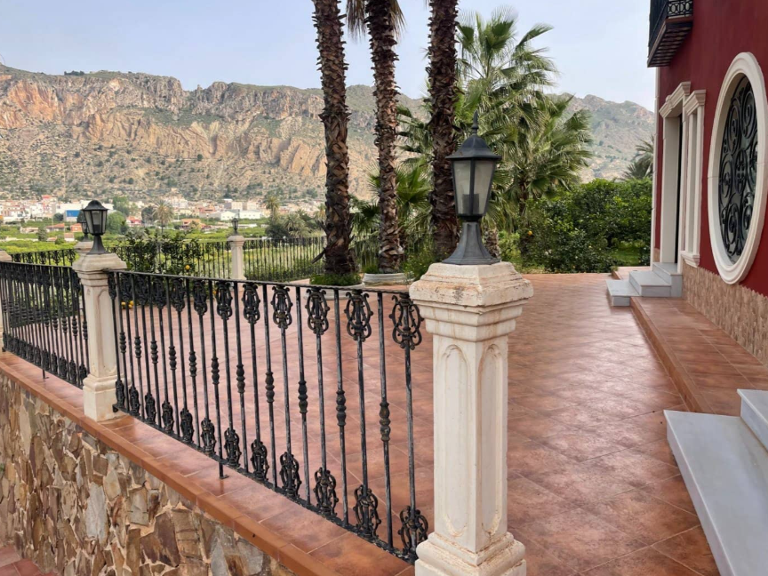 A wonderful country house located on a privileged location in the heart of the Ricote Valley.