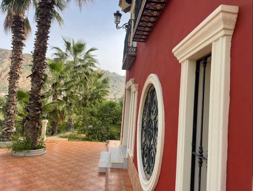 A wonderful country house located on a privileged location in the heart of the Ricote Valley.