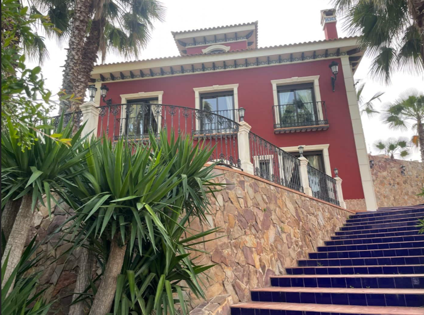 A wonderful country house located on a privileged location in the heart of the Ricote Valley.