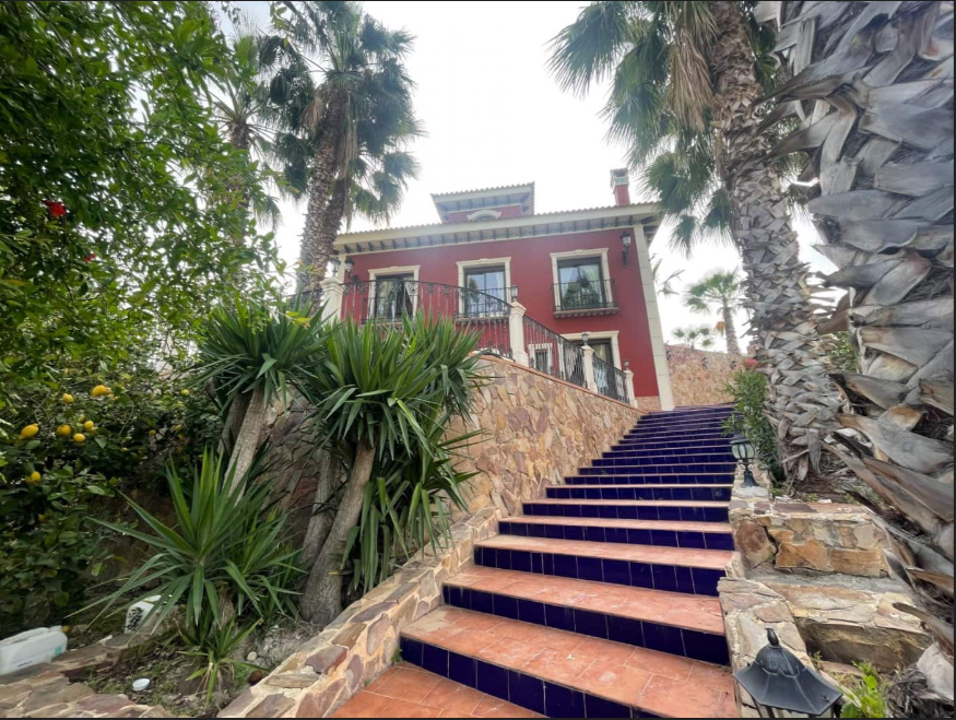 A wonderful country house located on a privileged location in the heart of the Ricote Valley.