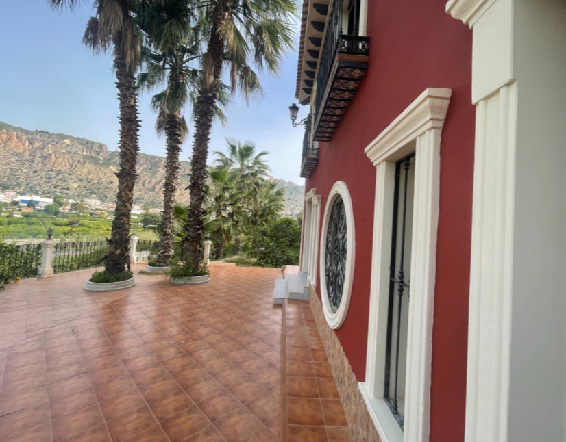 A wonderful country house located on a privileged location in the heart of the Ricote Valley.