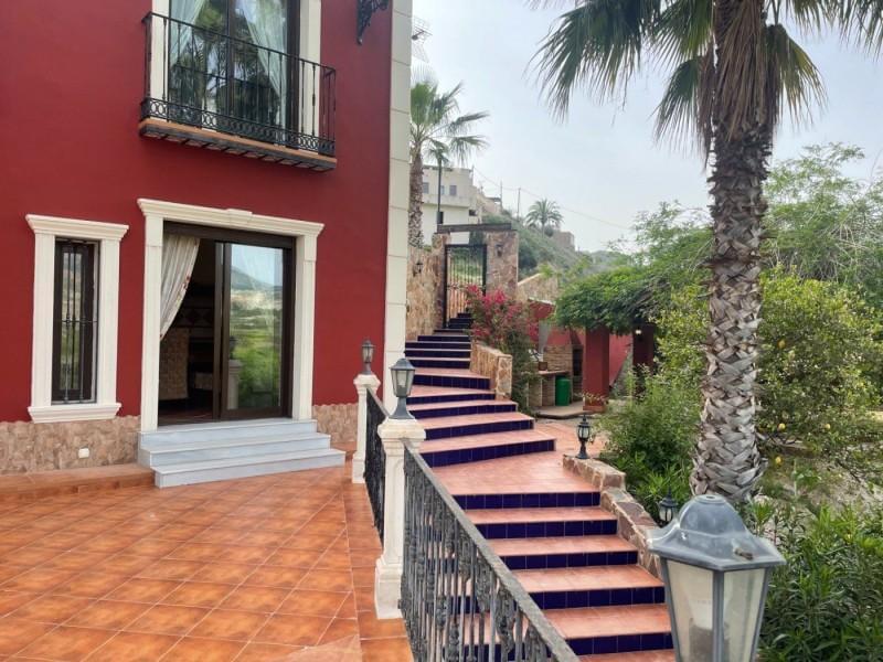 A wonderful country house located on a privileged location in the heart of the Ricote Valley.