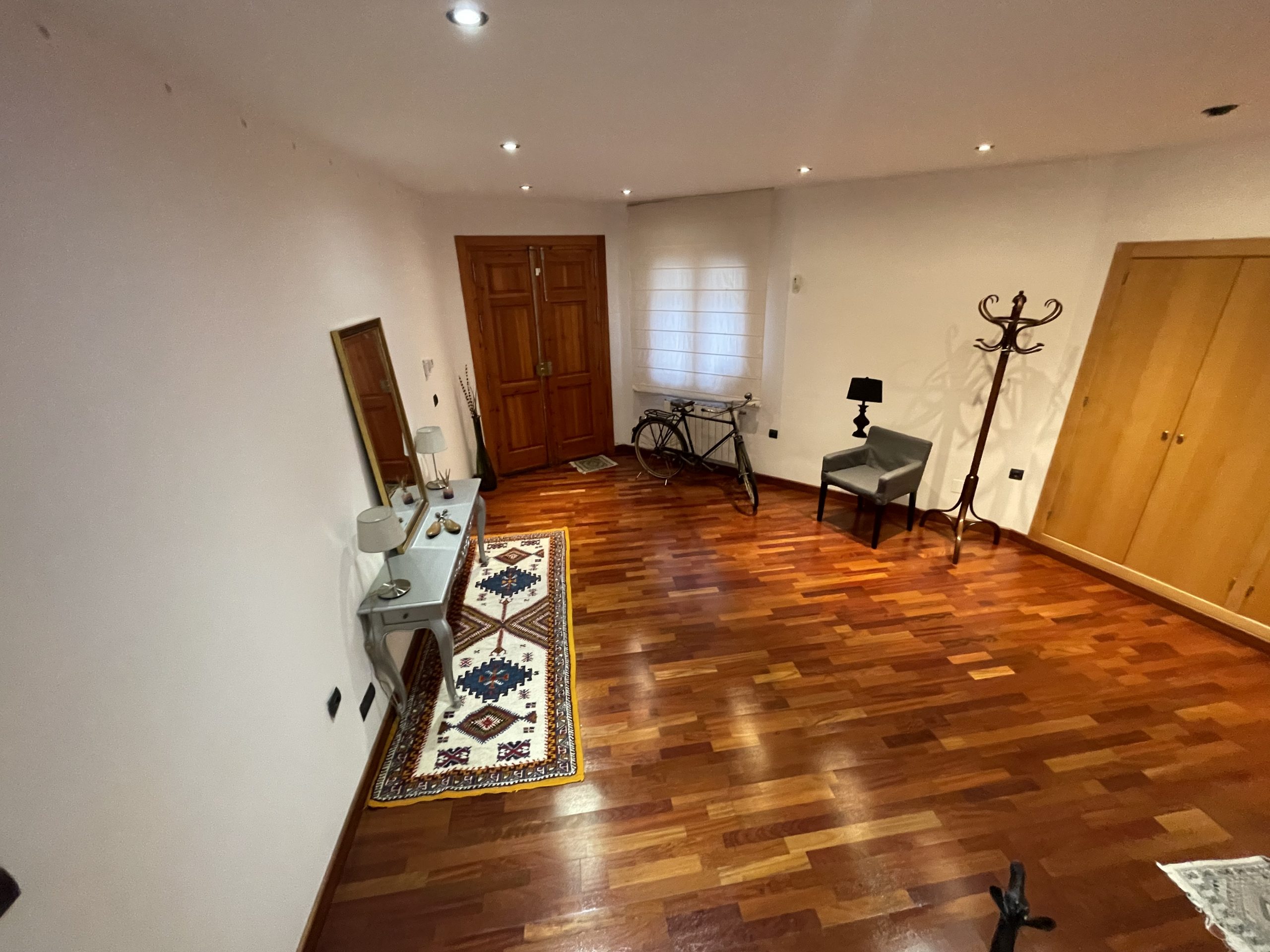 Casa semiadosada en Cehegin, lujo y amplitud.