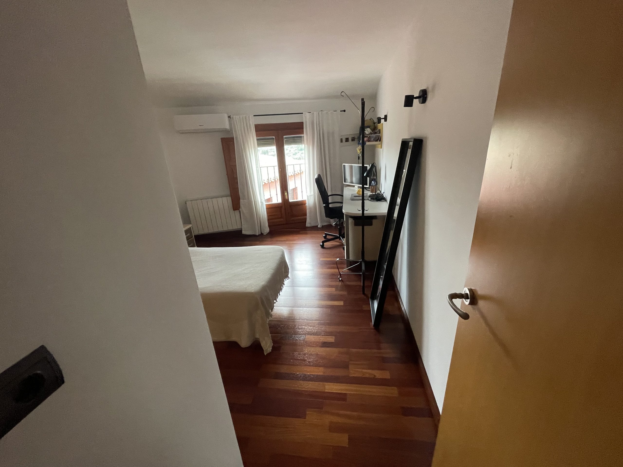 Casa semiadosada en Cehegin, lujo y amplitud.