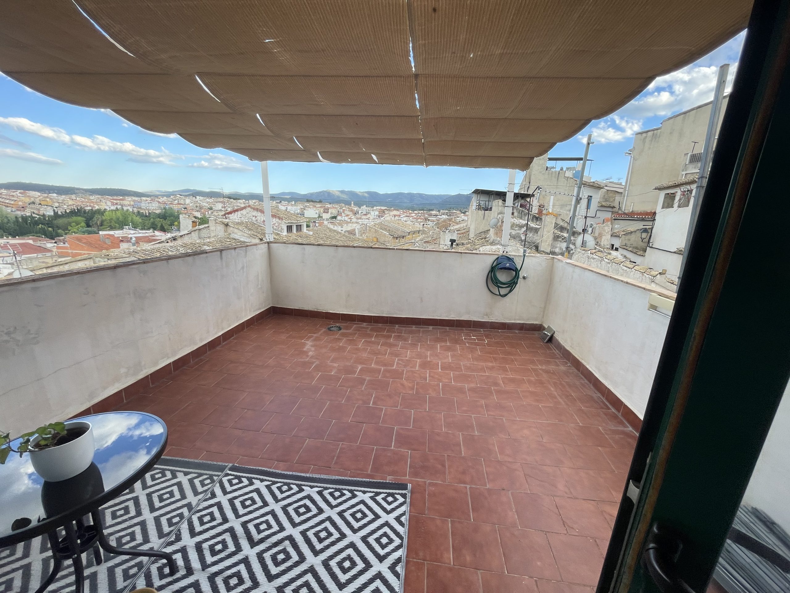 Casa semiadosada en Cehegin, lujo y amplitud.
