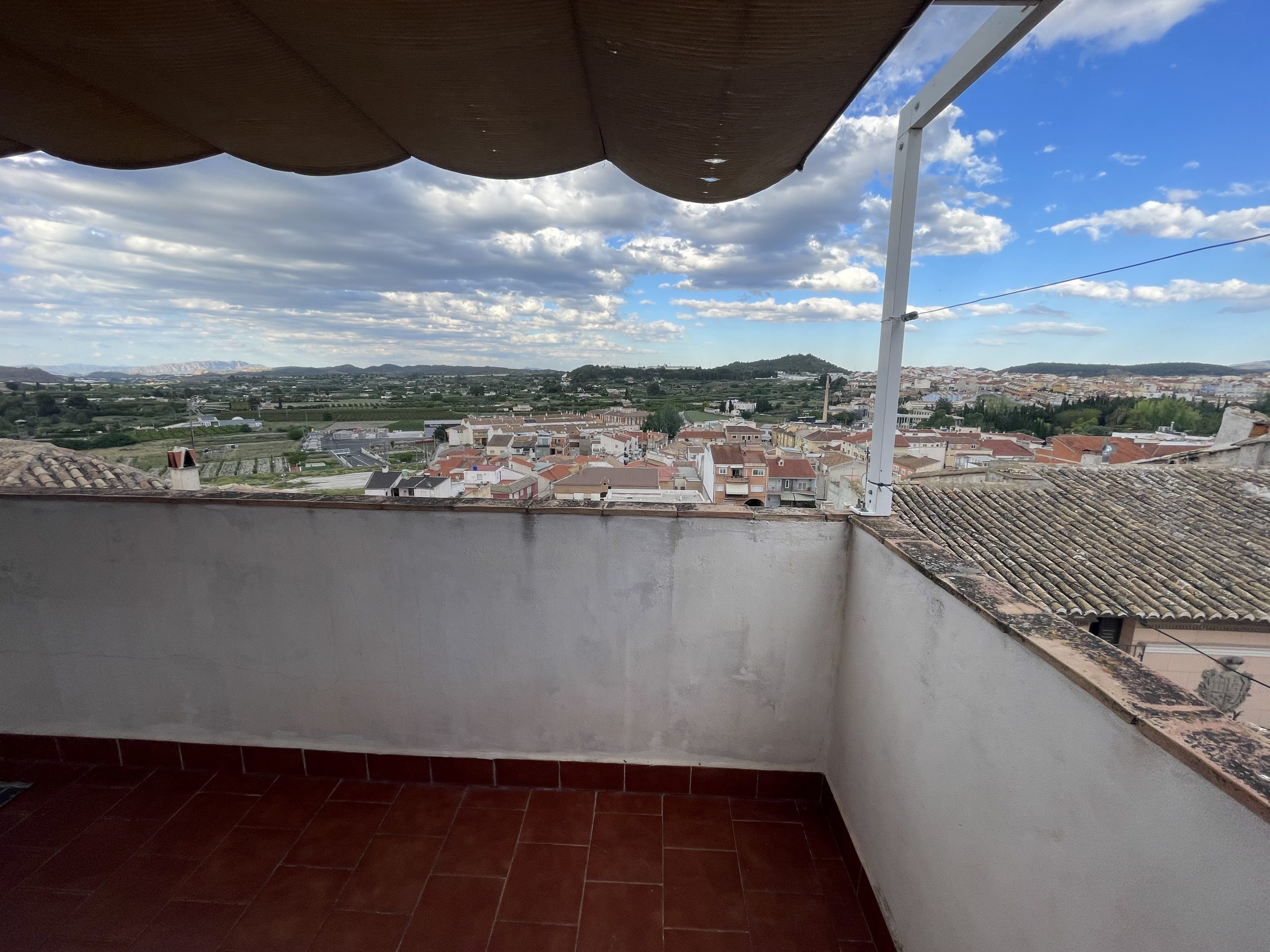 Casa semiadosada en Cehegin, lujo y amplitud.