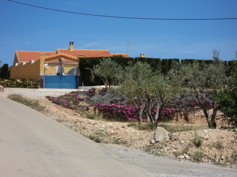 RESERVED. Sale country house inland Murcia with 4 bedrooms and 2 bathrooms. South facing with stunning views.