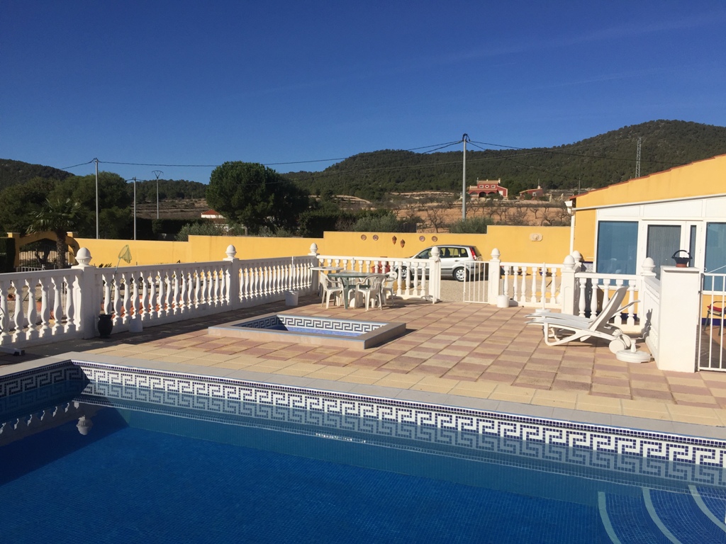 RESERVED. Sale country house inland Murcia with 4 bedrooms and 2 bathrooms. South facing with stunning views.