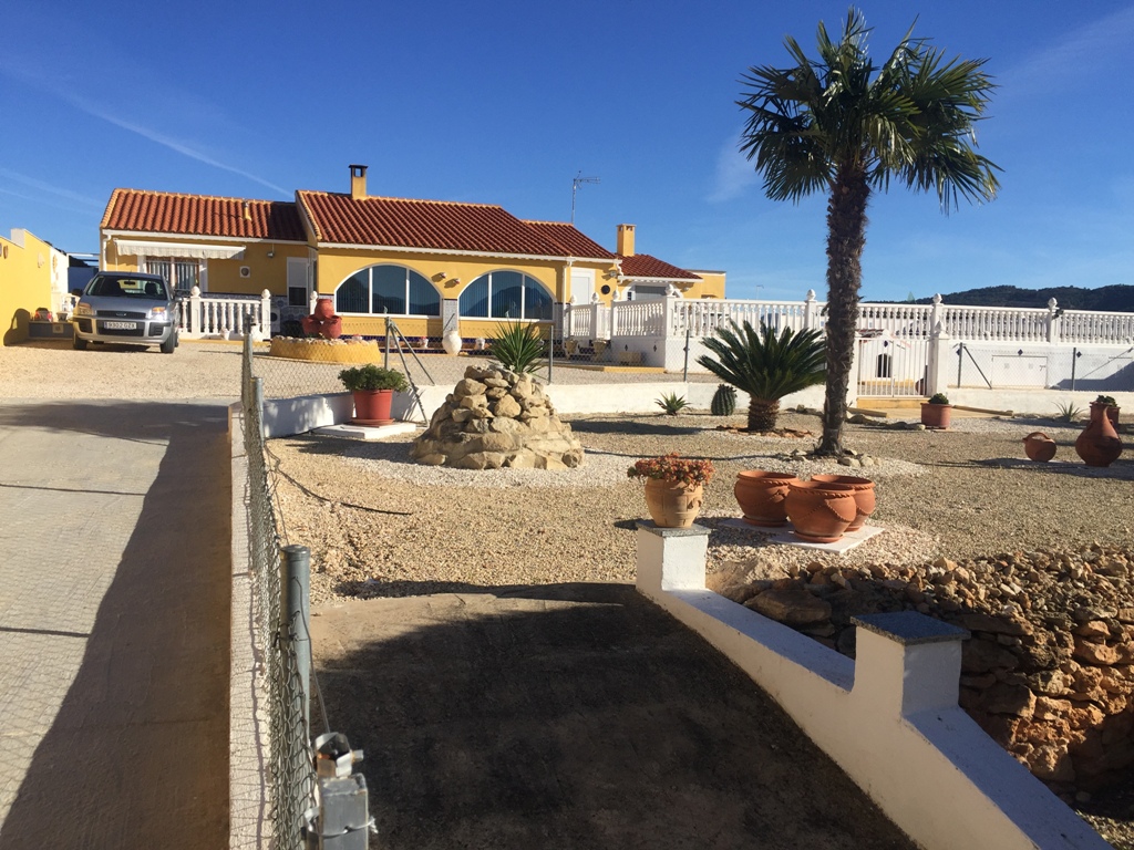 RESERVED. Sale country house inland Murcia with 4 bedrooms and 2 bathrooms. South facing with stunning views.
