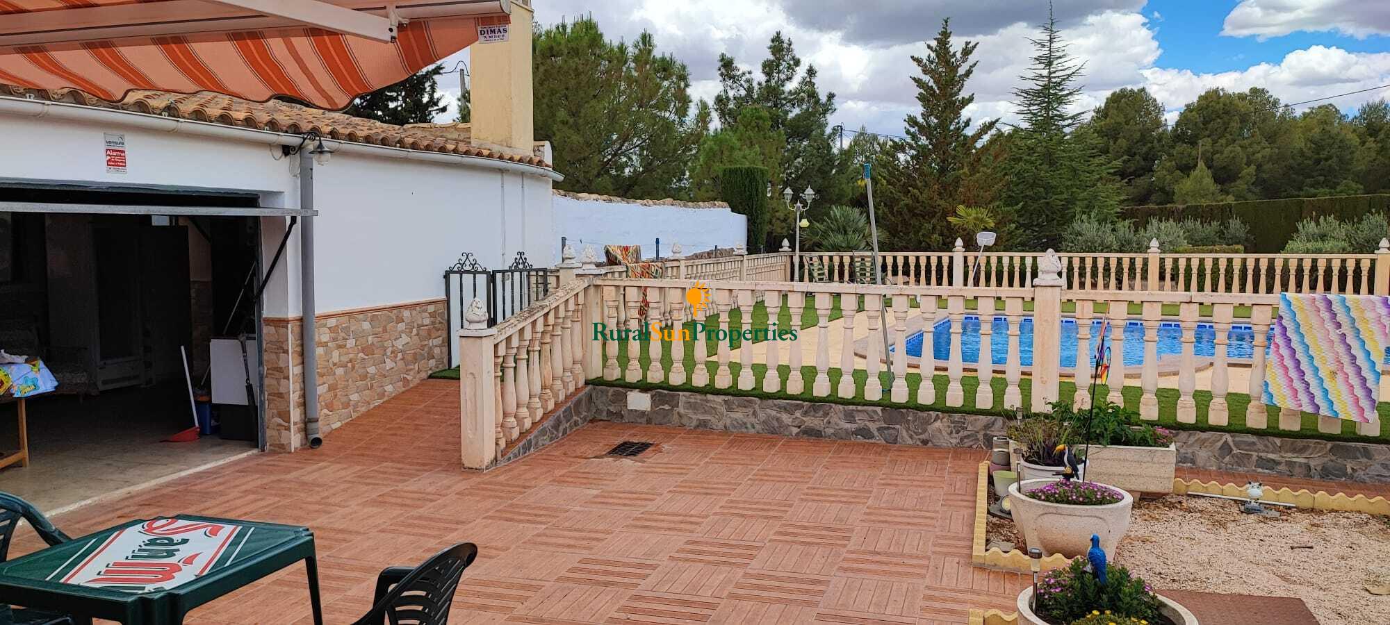 Large country house on two floors with garden and swimming pool in Caravaca de la Cruz.