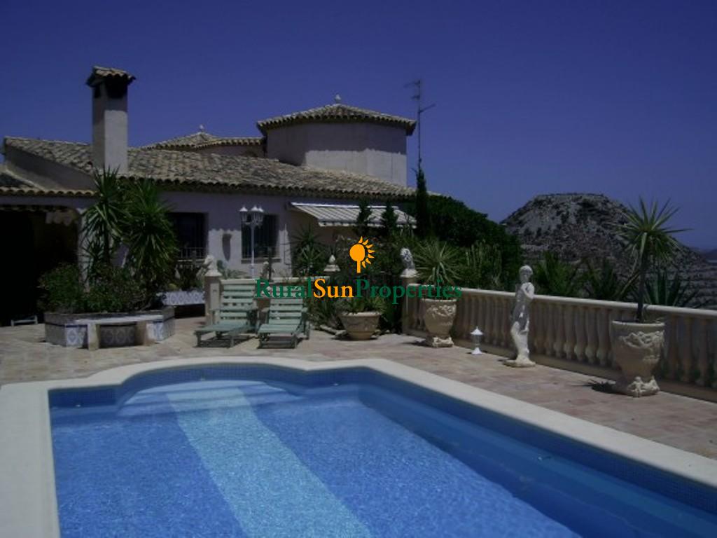 Villa rustica con piscina y vistas al mar sobre parcela de 26.000 m2  en Aguilas.