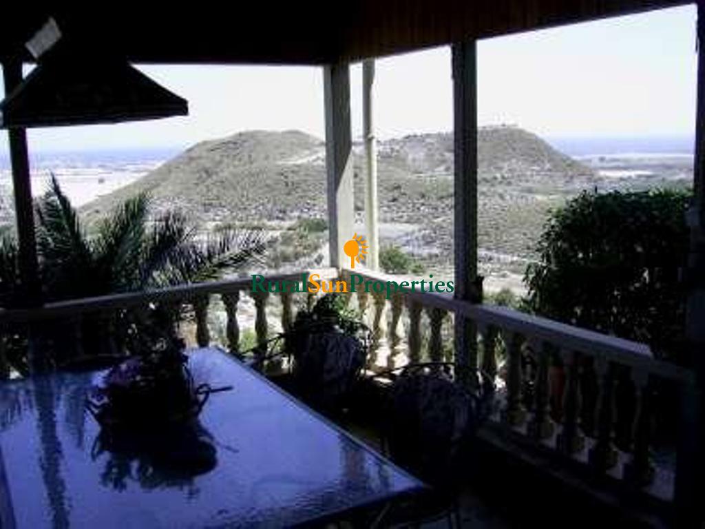 Villa rustica con piscina y vistas al mar sobre parcela de 26.000 m2  en Aguilas.