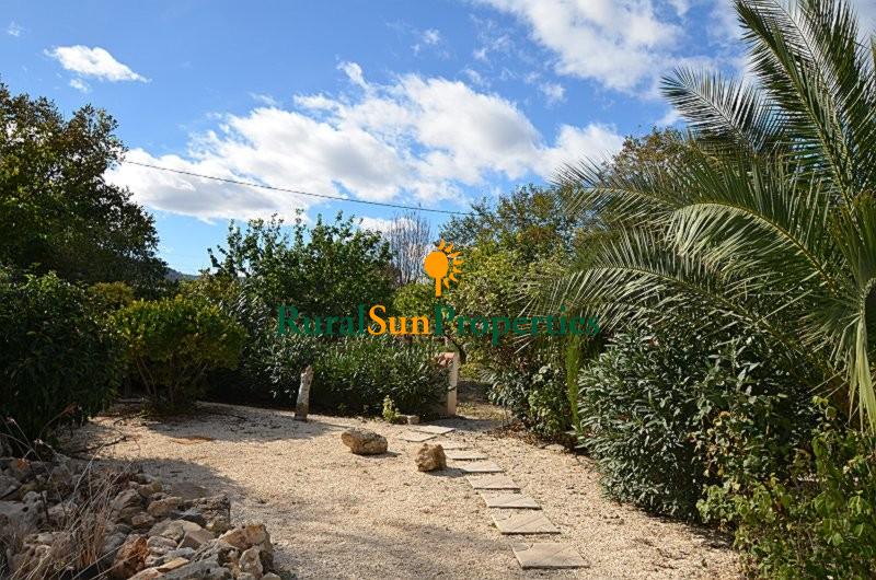 Venta Casa de campo en Cehegin con piscina, bonito jardín y olivos.