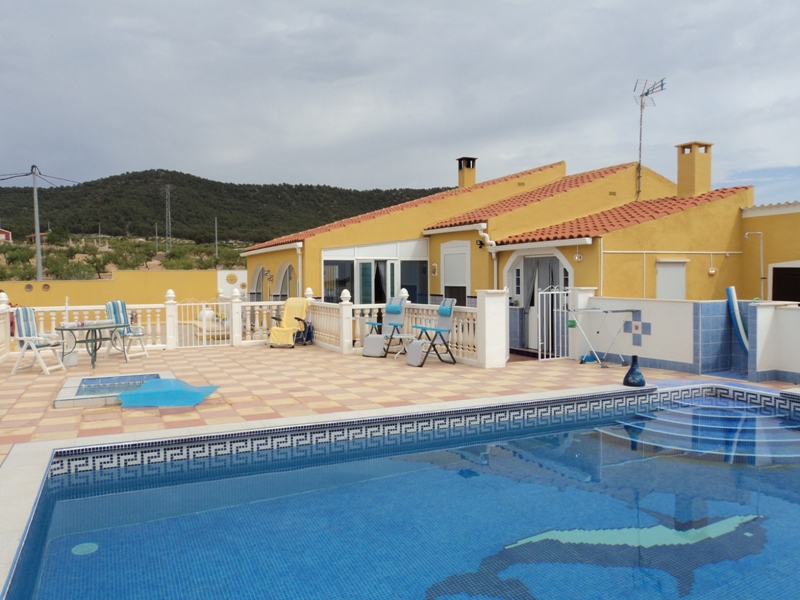 RESERVED. Sale country house inland Murcia with 4 bedrooms and 2 bathrooms. South facing with stunning views.