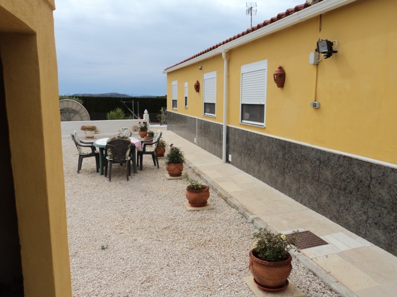 RESERVED. Sale country house inland Murcia with 4 bedrooms and 2 bathrooms. South facing with stunning views.