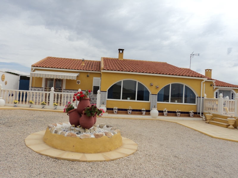 RESERVED. Sale country house inland Murcia with 4 bedrooms and 2 bathrooms. South facing with stunning views.