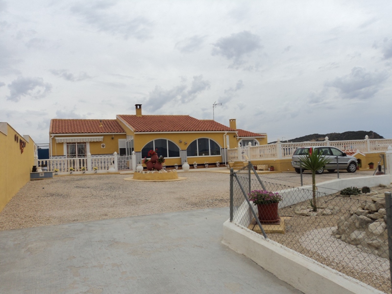 RESERVED. Sale country house inland Murcia with 4 bedrooms and 2 bathrooms. South facing with stunning views.