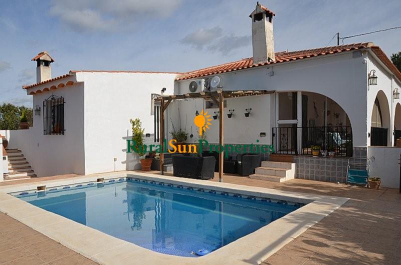 Country house for sale in Cehegin with swimming pool, nice garden and olive trees.