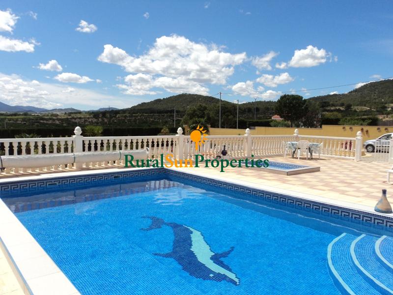 RESERVED. Sale country house inland Murcia with 4 bedrooms and 2 bathrooms. South facing with stunning views.
